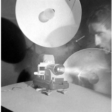 Enseignement audiovisuel : un appareil de projection en marche.