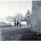 Ecole primaire. Trois élèves dans la rue.