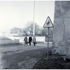 Ecole primaire. Trois élèves dans la rue.