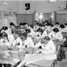 Collège d'enseignement technique pour jeunes filles. Une classe de couture. Le cours théorique et la vérification des acquis.