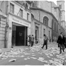 Maison des Examens, bac 1958 : L'amoncellement des papiers dans la rue après la proclamation des résultats, le 19 juin