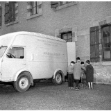 Service de santé scolaire et universitaire : dépistage de la tuberculose, vue extérieure du camion.