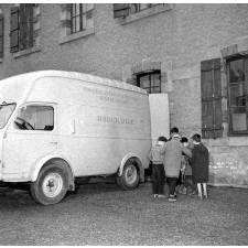 Service de santé scolaire et universitaire : dépistage de la tuberculose, vue extérieure du camion.