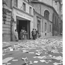 Maison des Examens, bac 1958 : L'amoncellement des papiers dans la rue après la proclamation des résultats, le 19 juin