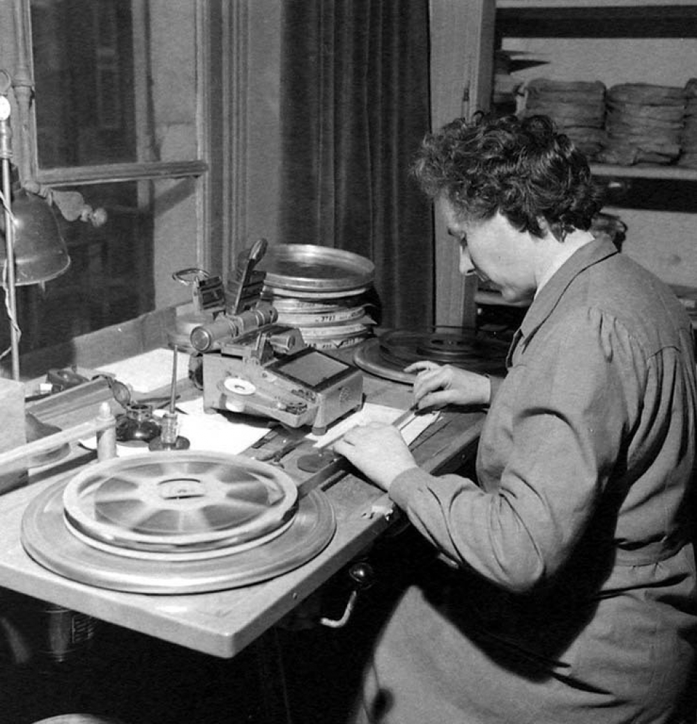 Enseignement audio-visuel. Le visionnage des bandes (films).