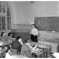 Collège d'enseignement technique pour jeunes filles. Des élèves répètent une leçon de chant sous la conduite de leur professeur.