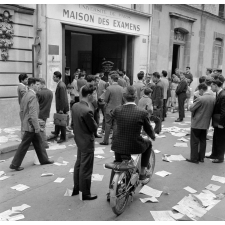 Maison des Examens, bac 1958 : Un groupe d'étudiants dans l'attente des résultats