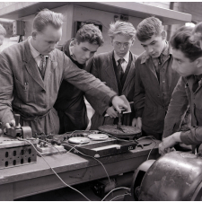 Lycée technique d'Etat : la section électricité. Les essais de moteurs.