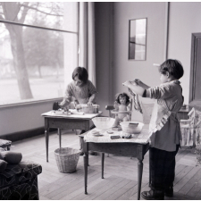 Ecole maternelle de Meudon : l'enseignement ménager. L'entretien du linge.