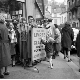 Rentrée scolaire : le boulevard Saint-Michel. La foule devant les étalages des libraires.
