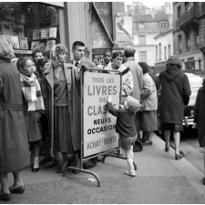 Rentrée scolaire : le boulevard Saint-Michel. La foule devant les étalages des libraires.