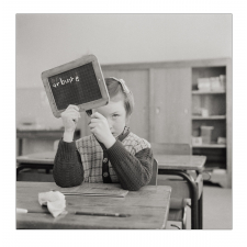 Ecole primaire. L'apprentissage de l'écriture : la vérification orthographique sur l'ardoise.