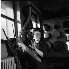 Enseignement audiovisuel : la manipulation d'un instrument de musique traditionnel, une lyre.