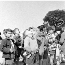Méthode Freinet, école primaire de la Seine, classe promenade : les élèves, au pied de la Tour Eiffel, tentent d'en voir le sommet.