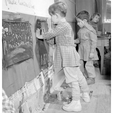 Ecole maternelle à Paris : peinture sur un thème musical
