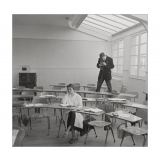 Lycée-pilote mixte de Montgeron. Une élève dans une salle de classe, avec un photographe en arrière-plan.