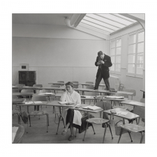 Lycée-pilote mixte de Montgeron. Une élève dans une salle de classe, avec un photographe en arrière-plan.