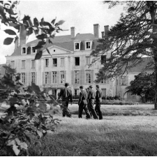 Institution publique d'éducation surveillée Saint-Maurice : Jeunes dans la cour d'honneur