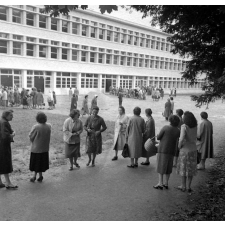 Rentrée scolaire au nouveau lycée-collège d'Orsay : Les mères d'élèves s'éloignent