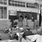 Ecole primaire de la Seine : l'apprentissage démocratique. Le dépouillement des votes dans la classe.