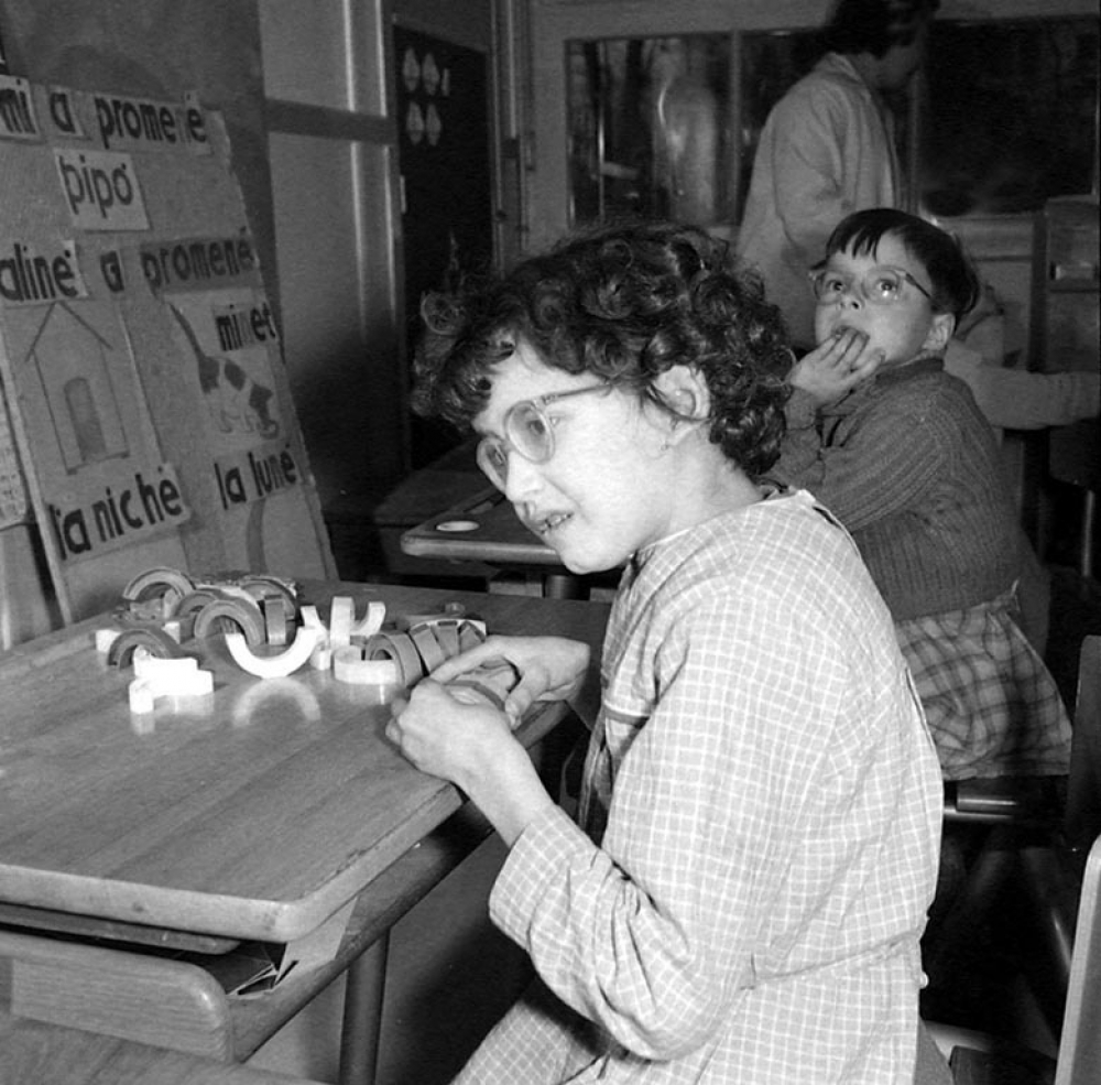 Centre d'éducation spécialisée de Lestrade : la rééducation du repérage des formes et des couleurs.