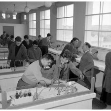 Ecole nationale d'enseignement technique de Montluçon : laboratoire de chimie