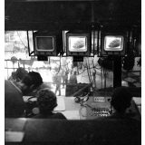Enseignement audiovisuel : le plateau d'enregistrement d'une émission. La régie.