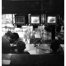Enseignement audiovisuel : le plateau d'enregistrement d'une émission. La régie.