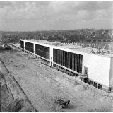 Construction d'un établissement scolaire. Vue générale sur la façade principale et sur les toits.