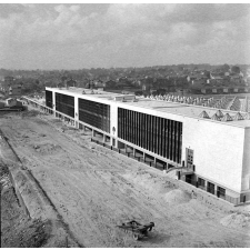 Construction d'un établissement scolaire. Vue générale sur la façade principale et sur les toits.