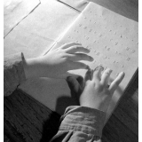 Institut départemental des Aveugles de la Seine (Ecole Braille).
 L'enseignement destiné aux aveugles. Un élève lisant le braille.