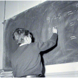 Ecole de garçons, rue Montcenis : exercice de mathématiques au tableau noir
