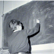 Ecole de garçons, rue Montcenis : exercice de mathématiques au tableau noir