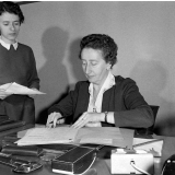Collège d'enseignement technique pour jeunes filles. La directrice à son bureau. La signature du courrier.