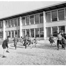 Ecole primaire Clemenceau-Oudinot : la cour des garçons à l'heure de la récréation.