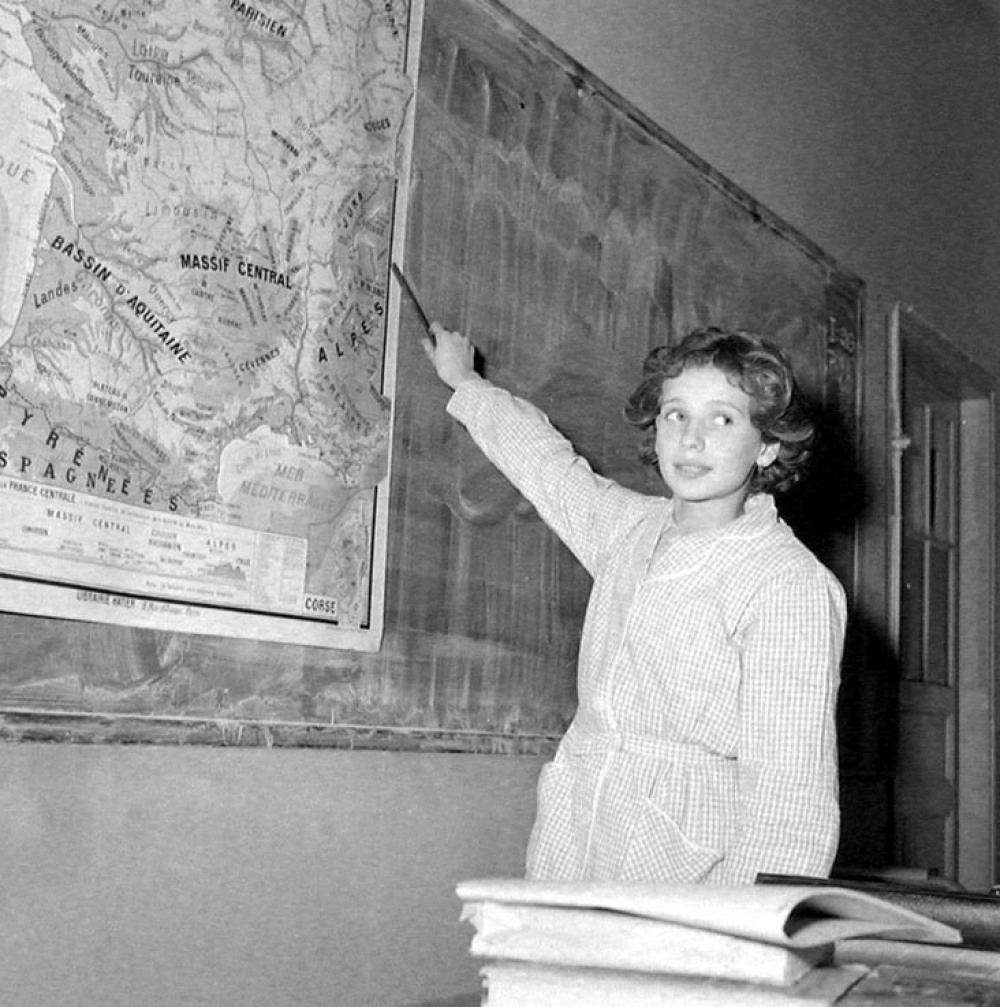 Enseignement primaire : le commentaire, par une élève, d'une carte murale de géographie de la France