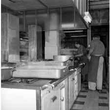 Collège d'enseignement technique pour jeunes filles. La cuisine. La cuisinière prépare les plats.