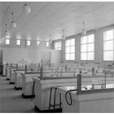Architecture scolaire Abraham, Ecole nationale d'enseignement technique : le dortoir d'un internat. L'alignement des lits et des armoires de part et d'autre de l'allée centrale.