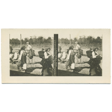 Femmes serbes ravitaillant nos troupes.