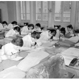 Collège d'enseignement technique pour jeunes filles. Une classe de couture. Mise à jour des carnets d'atelier.