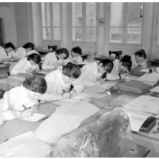 Collège d'enseignement technique pour jeunes filles. Une classe de couture. Mise à jour des carnets d'atelier.