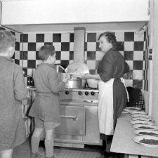 Ecole primaire de Labruguière : le service de restauration. La cantinière sert un élève.