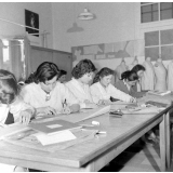 Collège d'enseignement technique pour jeunes filles. Le cours de couture. La réalisation d'un patron.