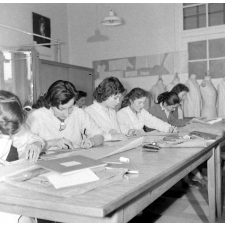 Collège d'enseignement technique pour jeunes filles. Le cours de couture. La réalisation d'un patron.