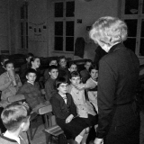 Enseignement musical, cours de Mme Cory : l'enseignante devant ses élèves.