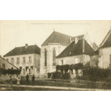 9 - Pensionnat de St-Laurent (S.-&-L.) - Vue de la place.