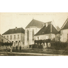 9 - Pensionnat de St-Laurent (S.-&-L.) - Vue de la place.