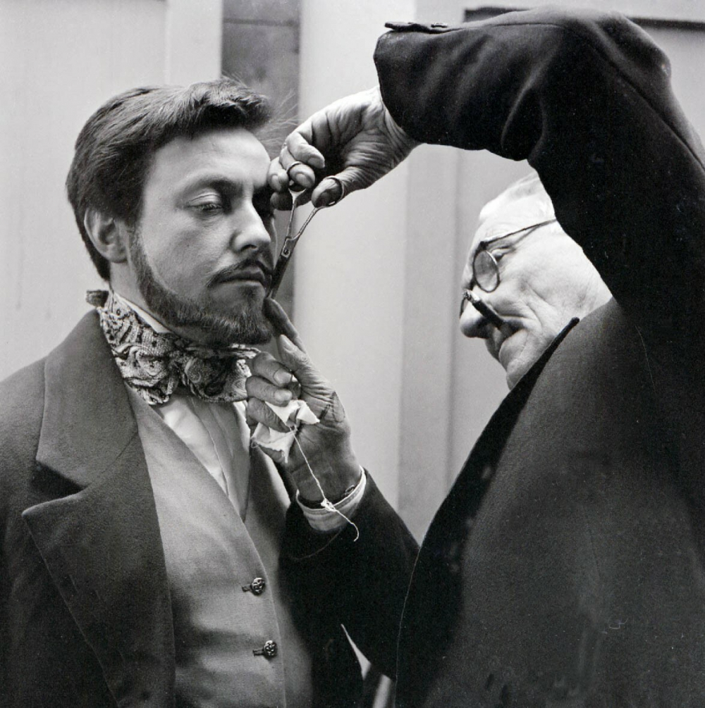 Télévision : Plateau Lhomond : Réalisation du film Marsay : La retouche de la barbe