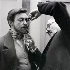 Télévision : Plateau Lhomond : Réalisation du film Marsay : La retouche de la barbe
