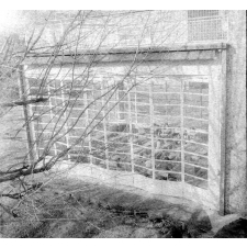 Ecole de plein air : vue sur une salle de classe depuis le jardin : les grandes baies peuvent s'ouvrir entièrement